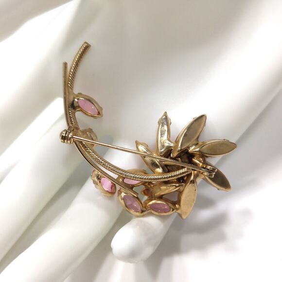 Vintage 1950s Pink Red Rhinestone Flower Brooch, Gold Plated - Picture 3 of 10